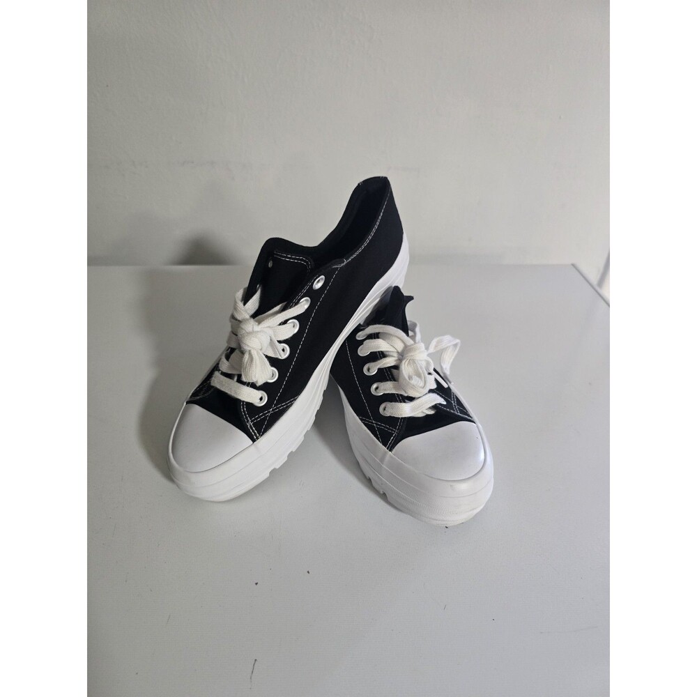NWOT Women's NO BOUNDARIES Low Top Sneakers 10M Black&White Lace-Up Memory Foam